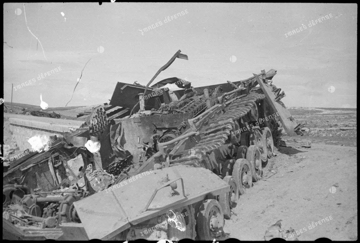Epave d'un char moyen allemand Panzer-III sur le champ de bataille de Kasserine (8)