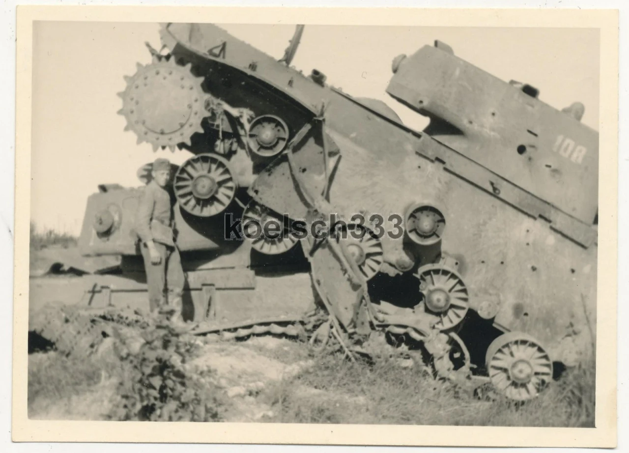 Foto KW I Panzer Wrack auf der Panzerwiese südl des Ladogasees in Russland 1943 (1)