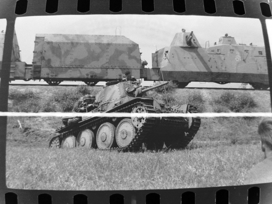 Panzerzug 62 Ausbooten Panzer 38(t) mit Infanter