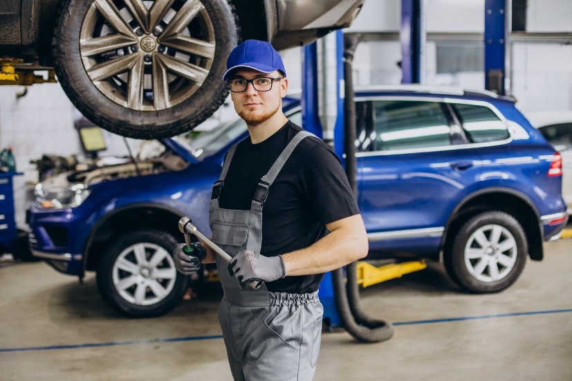 Работник автосервиса