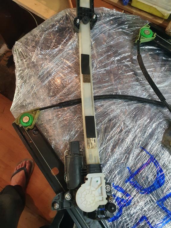 Стеклоподъемник передний левый с мотором