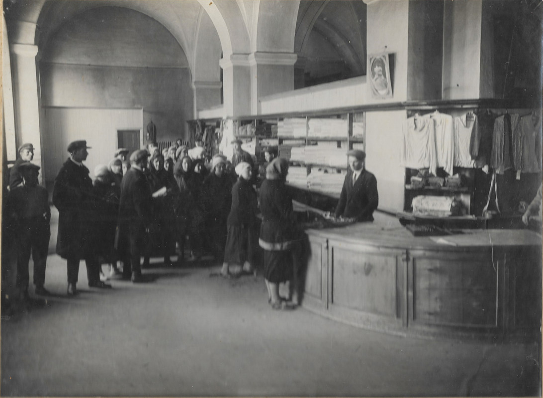 !_Мануфактурный отдел ржевского раймага открыт в 1934 в здании