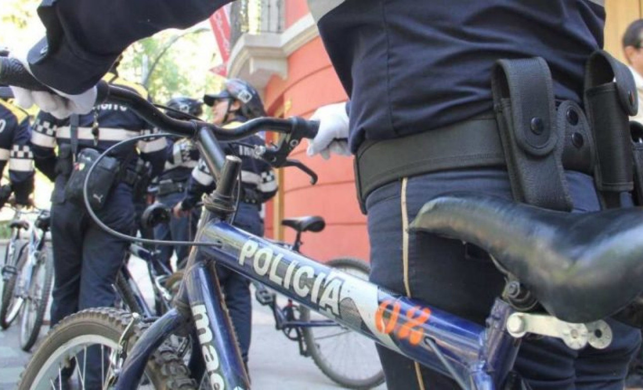 Policía en bicicleta encara a asaltantes e incluso esquiva balas y frustra el robo