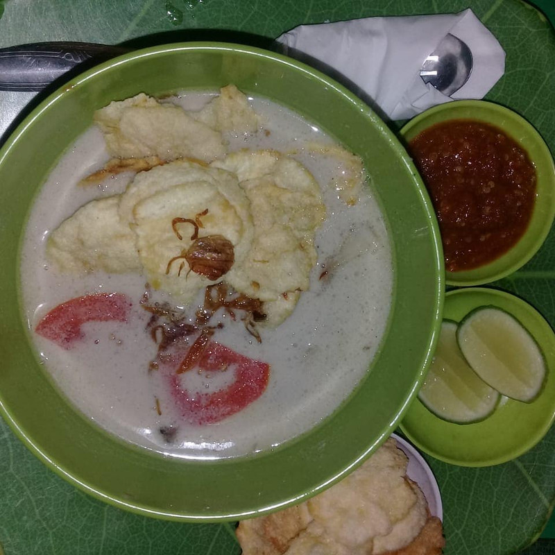 Mail Lesehan, pilihan tempat makan malam enak di Jakarta Selatan yang tawarkan menu penyetan dengan berbagai pilihan lauk dan tiga jenis sambal.