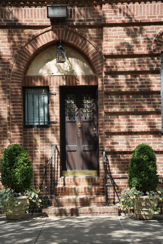 Vertical exterior street architecture