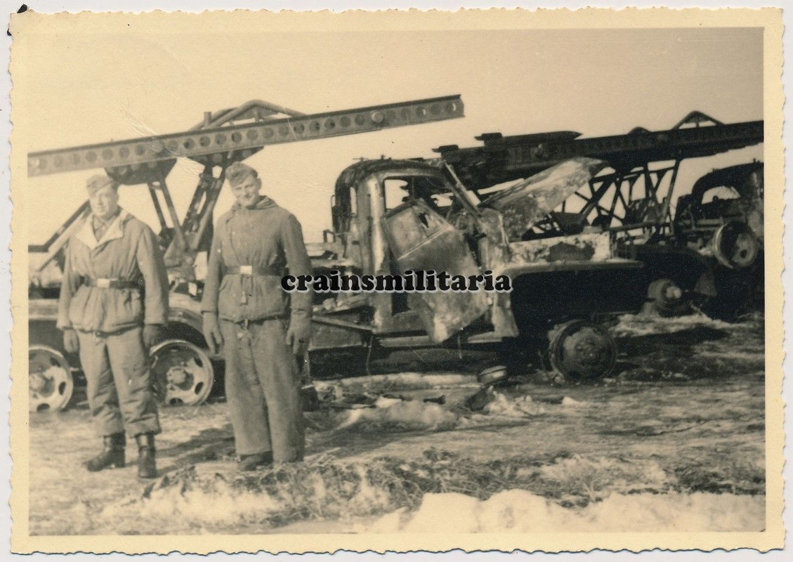 Orig. Foto Soldaten b. zerstörte Stalinorgel Lkw