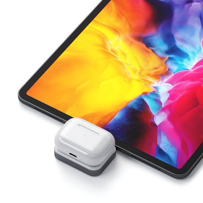 Dock Satechi cargando unos AirPods de forma inalámbrica.