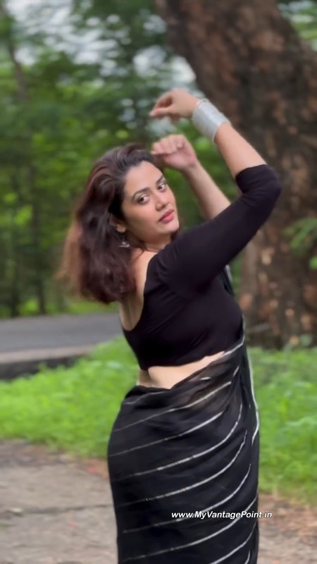 3-Marathi-Actress-Girija-Oak-Godbole-Hot-Pics-in-Black-Saree-My-Vantage-Point