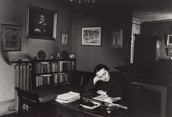 Adrienne-Monnier-reading-Paris-1935