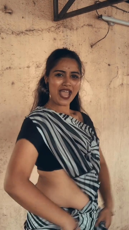 telugu aunty sexy tummy in saree.mp4_snapshot_00.04.802