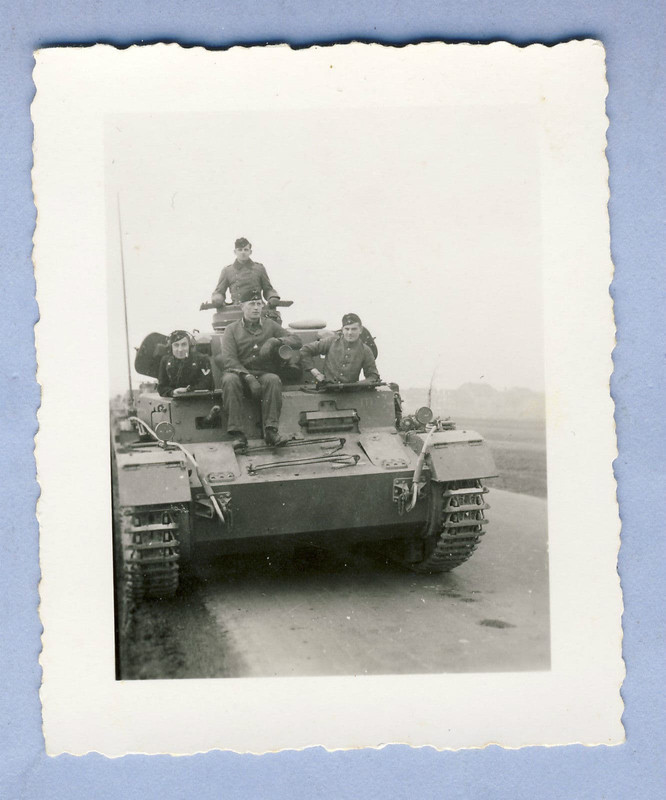 Panzer Wägele Soldaten auf dem Panzer 1941