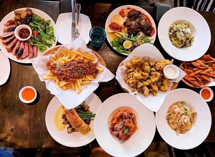 Makanan ala barat halal di Royz et Vouz Singapura, salah satu restoran di Melting Pot.