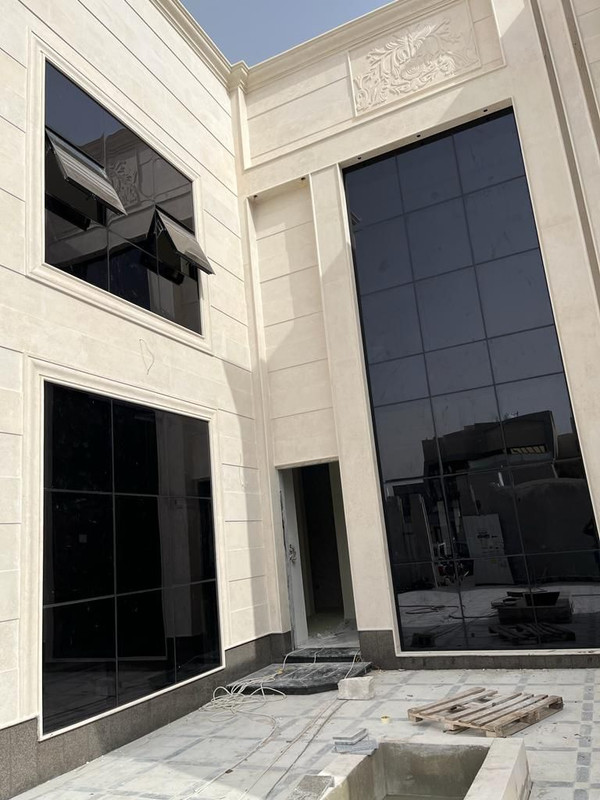 واجهة زجاجية سوداء ممتدة على دورين في مبنى سكني فاخر