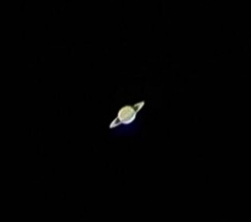 Saturno visto con un telescopio pequeo
