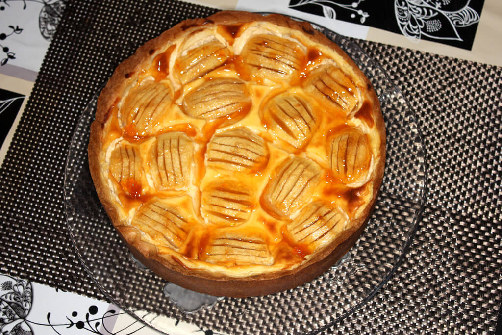 Apfelkuchen mit Schmand und Aprikosenmarmelade Apfelkuchen mit Schmand und Aprikosenmarmelade