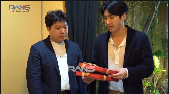 Siwon Choi saat memberikan hadiah untuk Raffi Ahmad dan Nagita Slavina