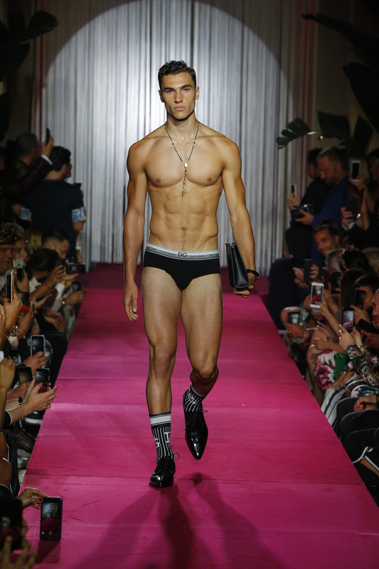 dolce-and-gabbana-summer-2019-men-naked-king-fashion-show-01