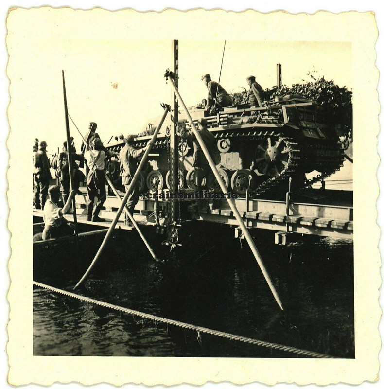 Orig. Foto StuG III Sturmgeschütz Panzer BUG Fähre Grenze Russland Polen 1941