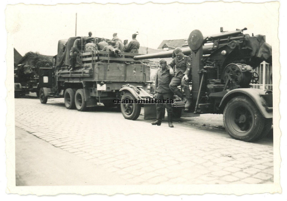 Orig. Foto Lkw mit schwere Flak Geschütz Lafette in Frankreich
