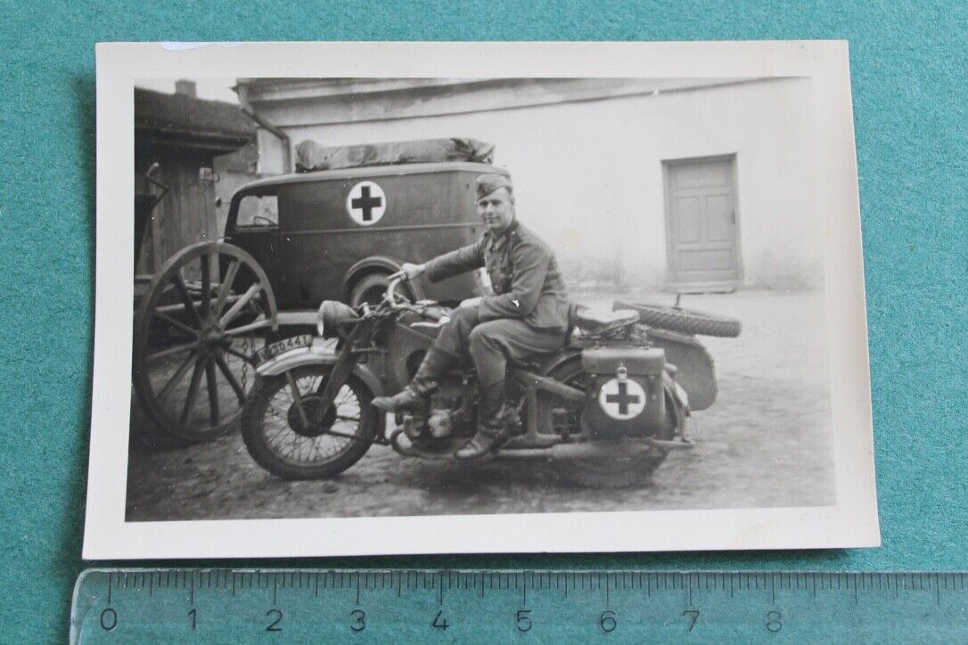 Foto Photo OO WW2 WK2 Wehrmacht Motorrad Beiwagen Krad Bus Rotes Kreuz Sanitäter
