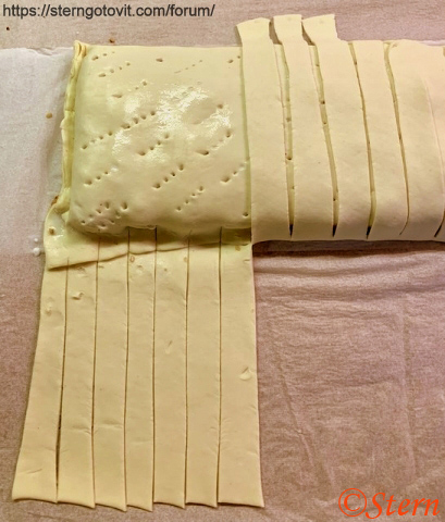 Слоёный пирог с шоколадной пастой и орехами