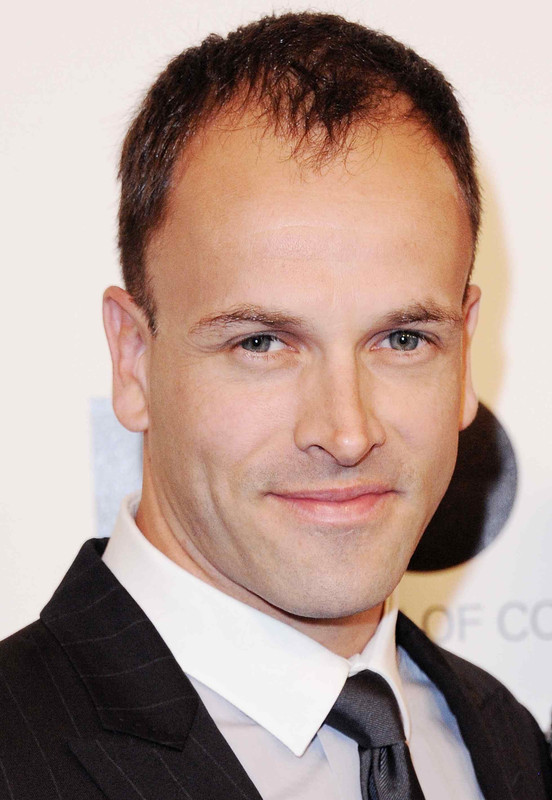 Jonny Lee Miller  2024 Marrone chiaro capelli & taglio corto stile dei capelli.
