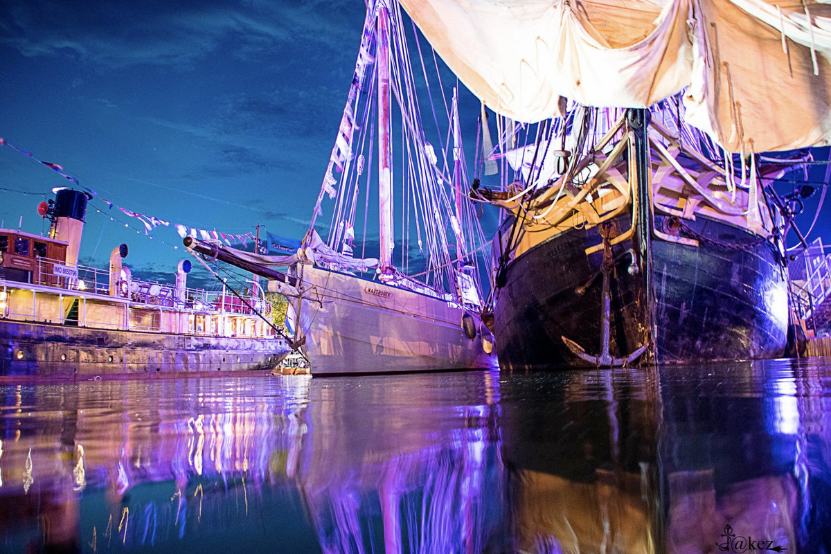 purple-ships-dis1.jpg