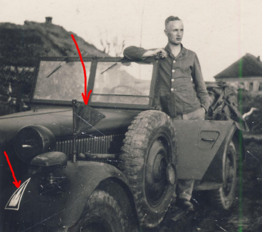 Foto Wehrmacht Russland - Einheits-Kübelwagen mit Stander, DIVISIONSABZEICHE (2)