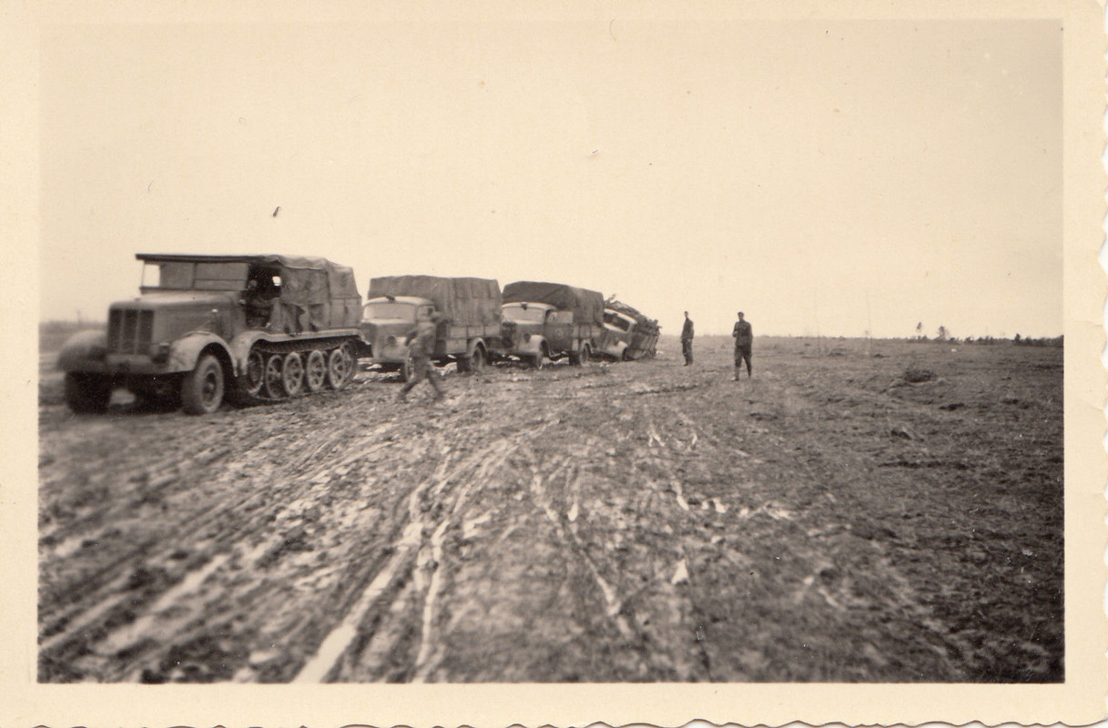 Wehrmacht Rußland schwere Halbkette Zugmaschine zieht 3 LKW Schl