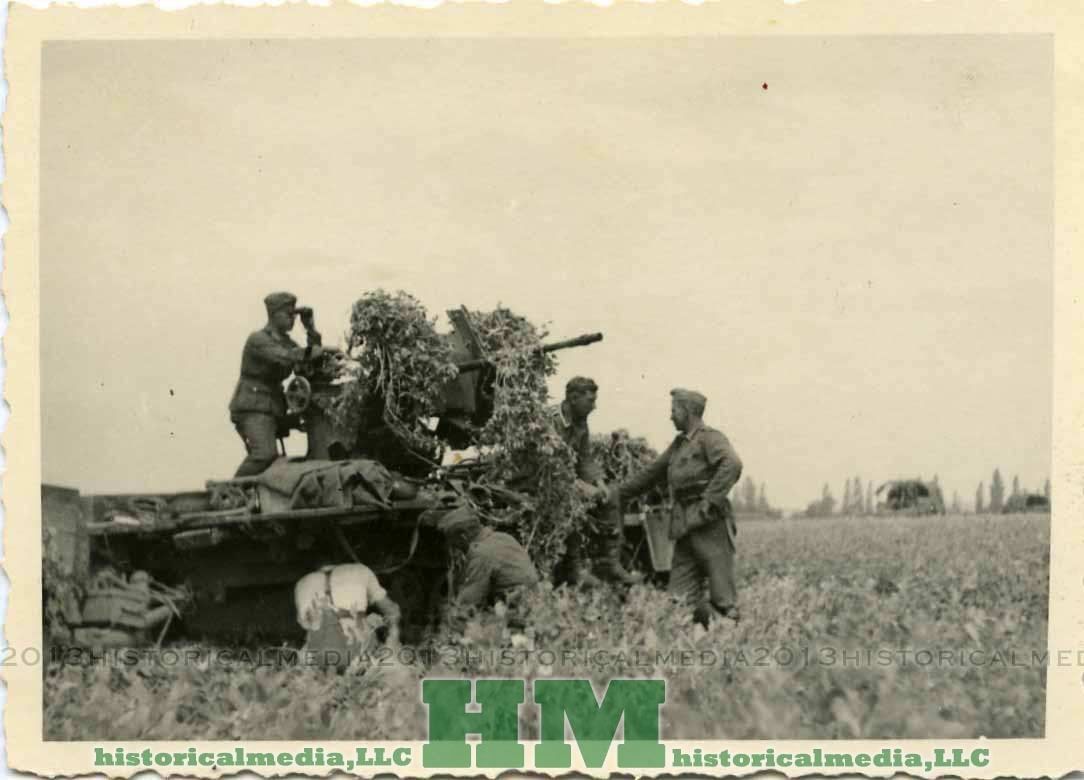 HEERES FLAK CANNON HALFTRACK & CREW (3)