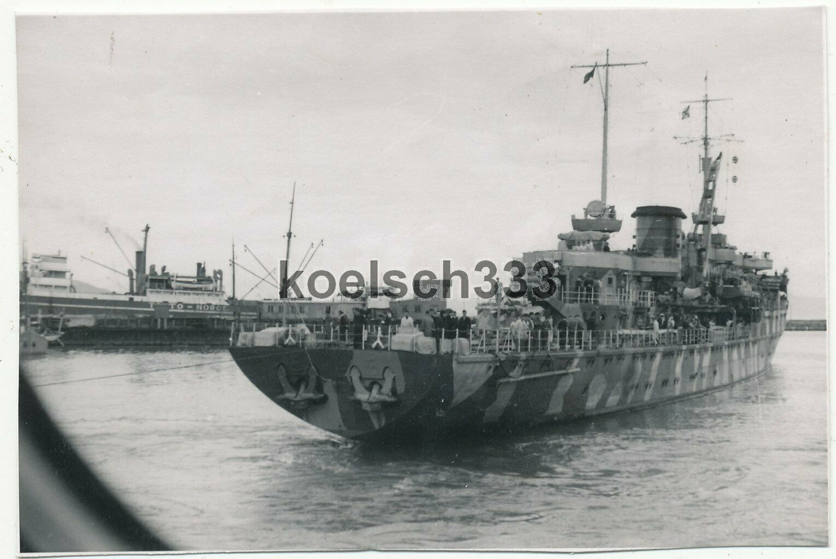 Foto Schiff der Kriegsmarine mit Tarnlackierung im Hafen in Norwegen Norge Fähre