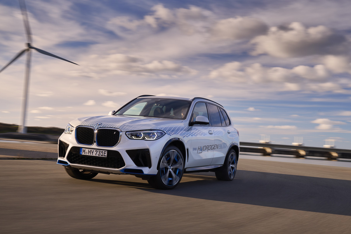 P90494339_highRes_bmw-ix5-hydrogen-on-