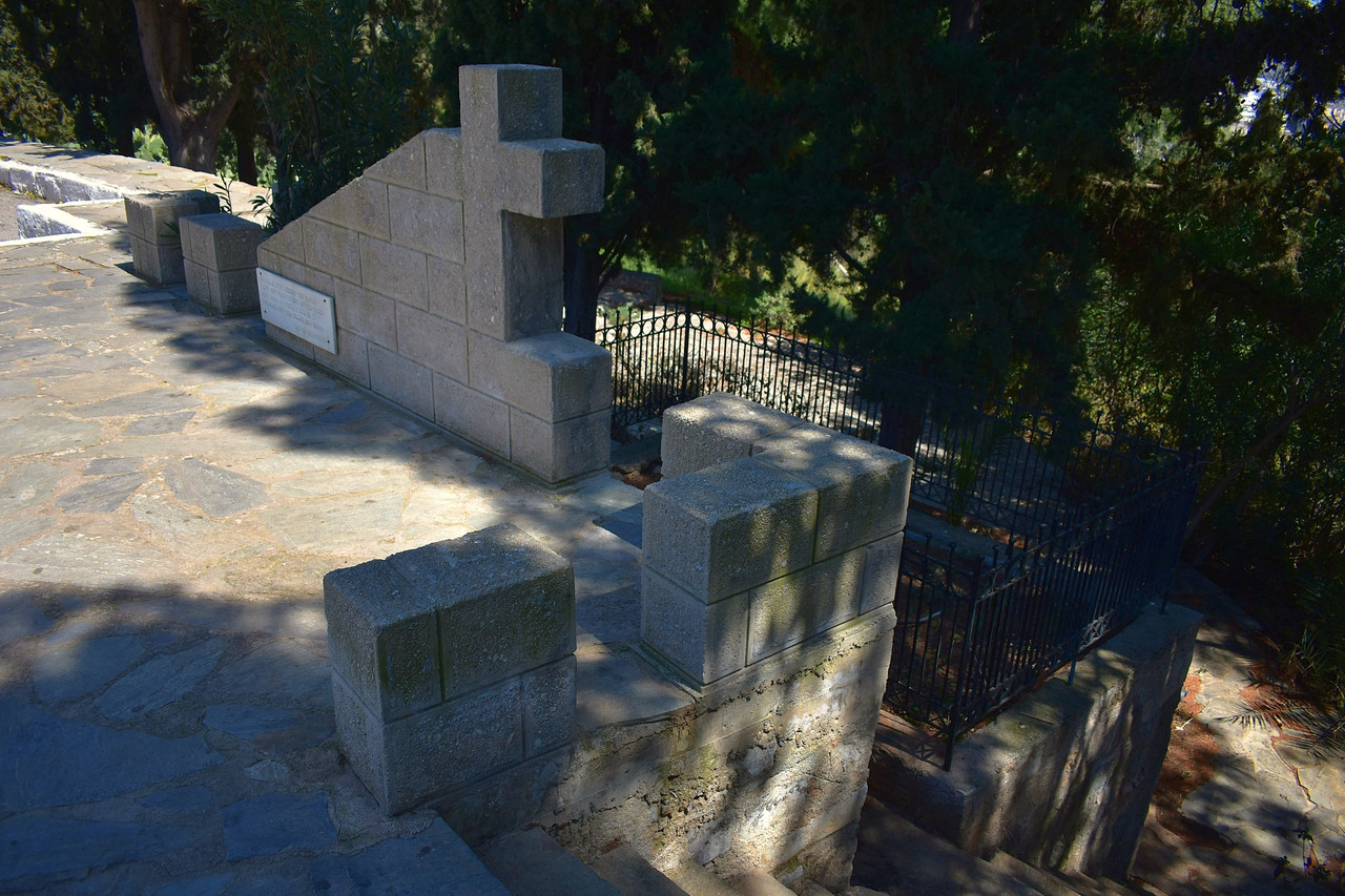 Ο τάφος του ποιητή Γιάννη Σκαρίμπα (4)