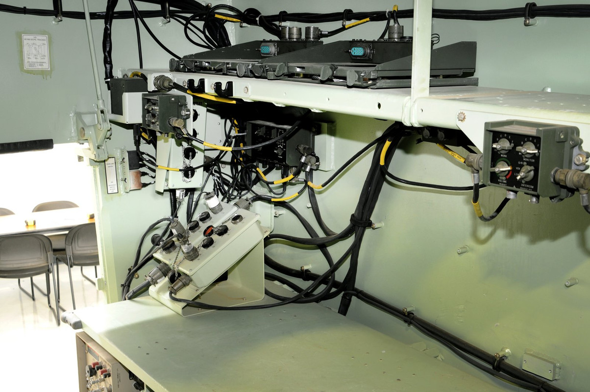 M1068A3-Lt Rr, Power Outlets, VIC3 & Radio Mounts