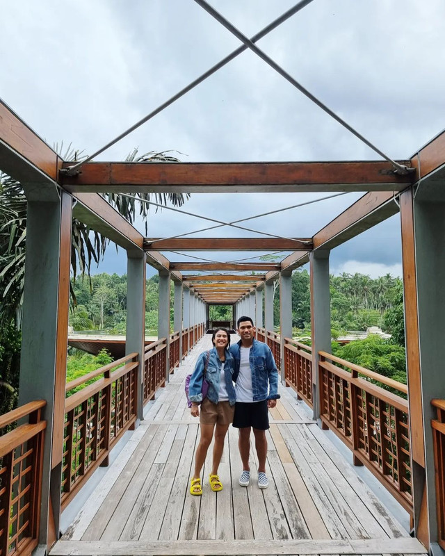 Potret mesra Dian Sastrowardoyo dan suami saat liburan ke Ubud, Bali.