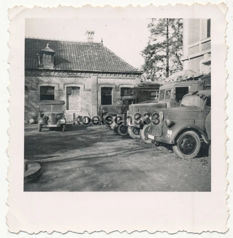 Foto Fahrzeuge der Luftwaffe mit Kamel Kennung am Quartier in Frankreich 1940