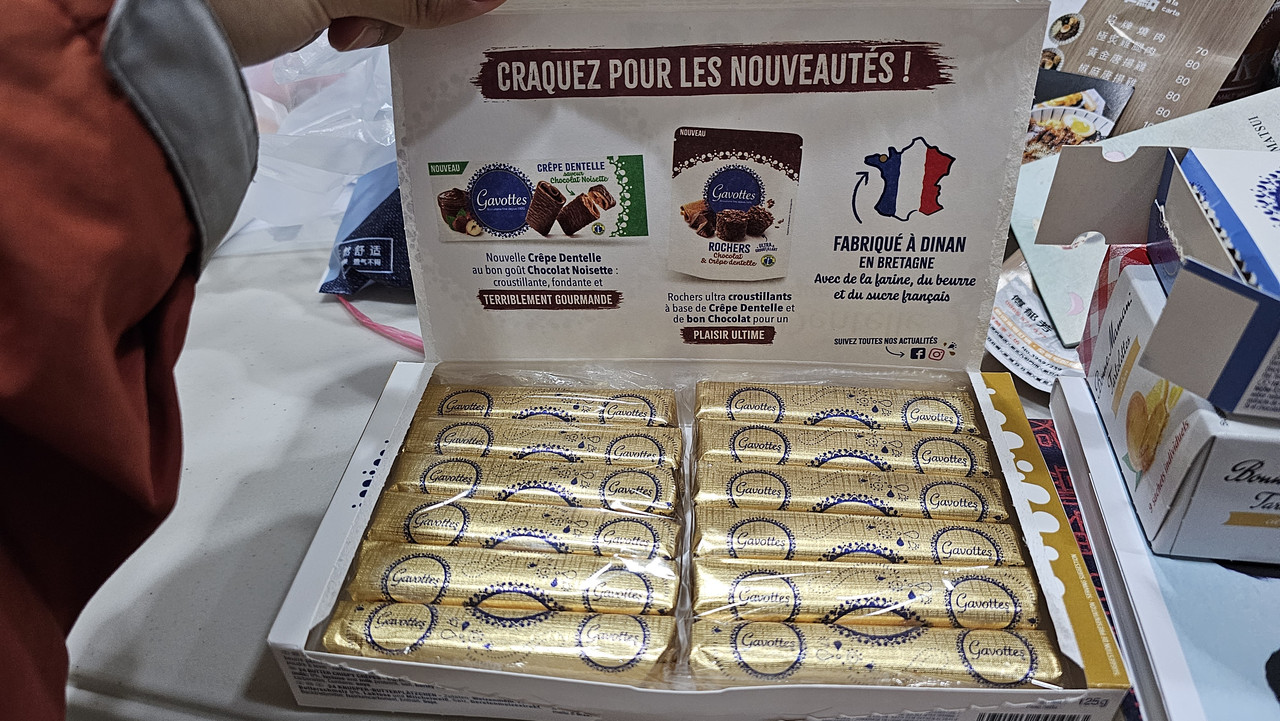 奶油餅乾,感覺是前面沒裹巧克力的版本,一樣覺得普普。包裝不算嚴密,感覺容易受潮