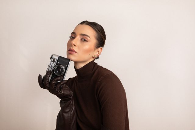 a woman with an espresso brown smoky makeup look for this fall 