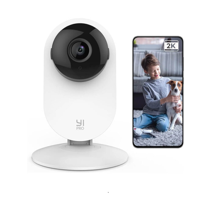 Cámara YI 2K mostrando su compatibilidad con Alexa y Google.