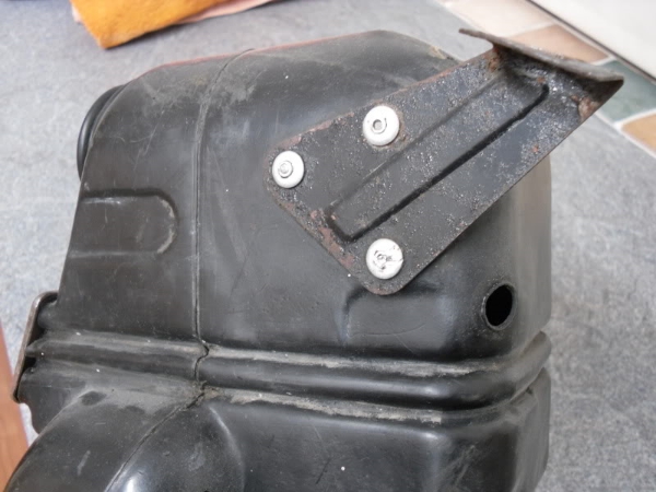 Airbox sidecover mounting Airbox sidecover mounting