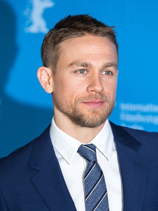 800px-Charlie-Hunnam-at-Berlinale-2017.j