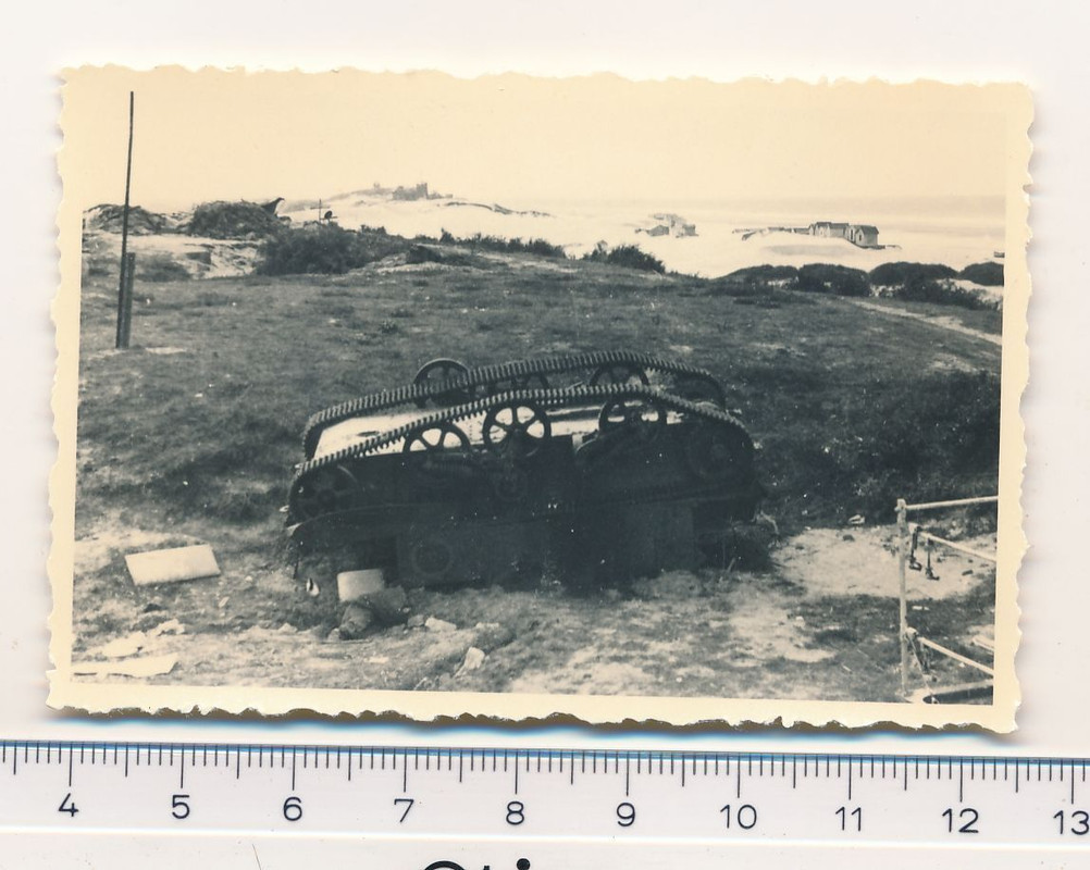 SUPER FOTO 2.WK umgestürzter Panzer Tank