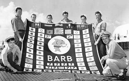 Tripulantes del SS Bard posan con su bandera de combate en agosto de 1945 Tripulantes del SS Bard posan con su bandera de combate en agosto de 1945