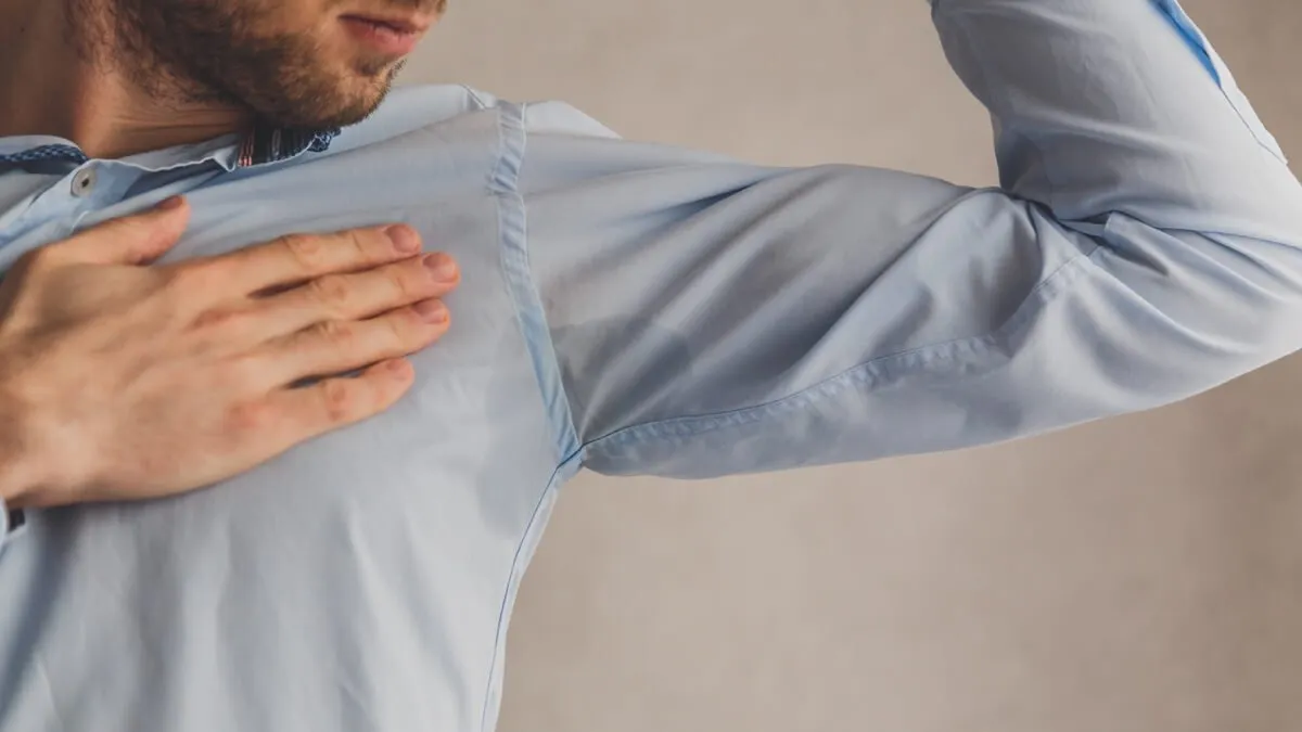 ¿Cómo quitar el mal olor de las axilas de las camisas?