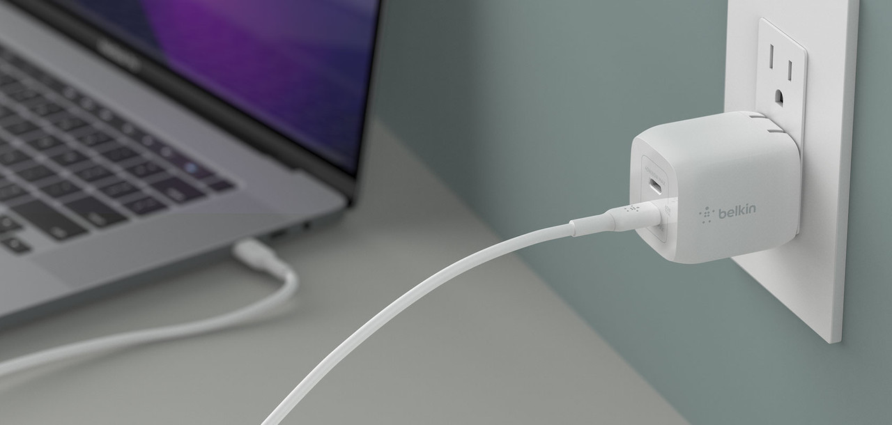 Cargador de pared Belkin BoostCharge Pro 45W mostrando sus dos puertos USB-C.