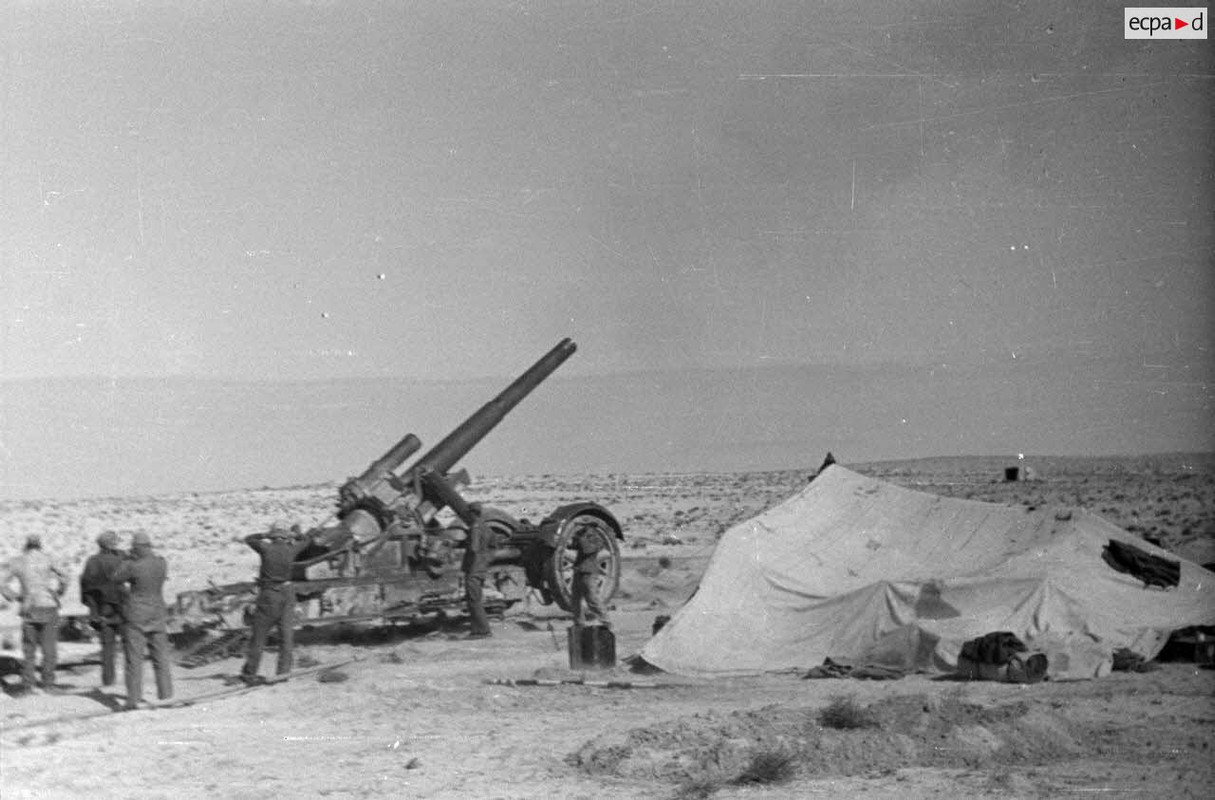 Une pièce d'artillerie allemande de 21 cm Mörser 18.