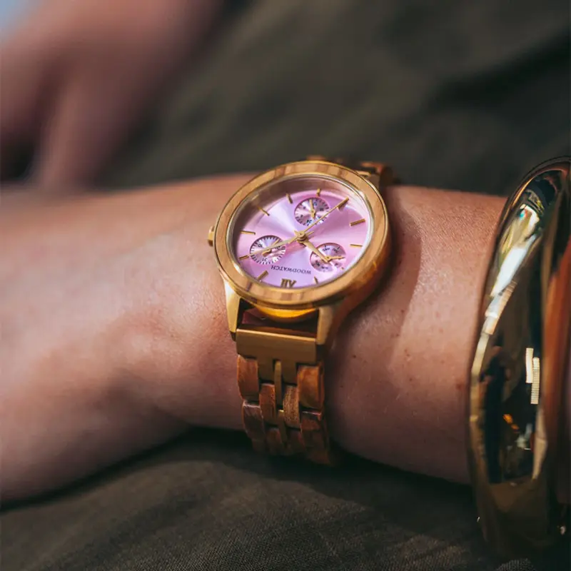 Rose Champagne WoodWatch – regalo premuroso di pensionamento per lei con quadrante rosa chiaro e legno di olivo