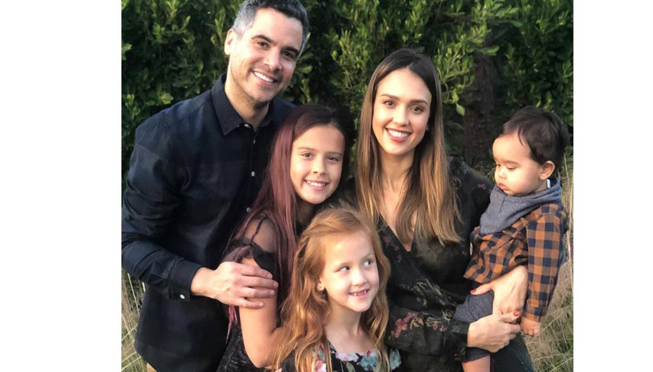 Foto de Jessica Alba con vestido de quinceañera causó furor en Instagram