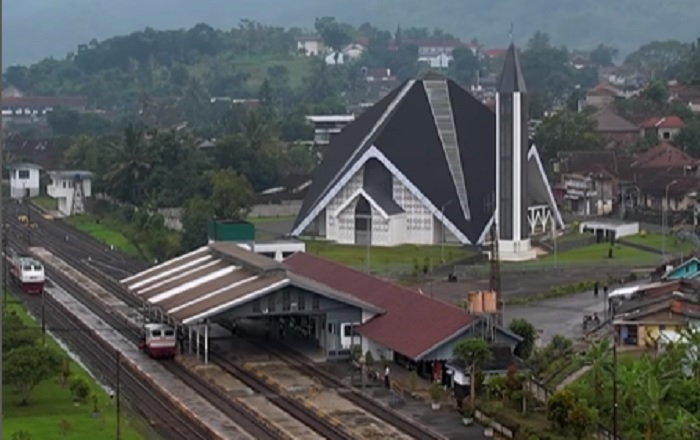 Stasiun Cibatu didirikan pada tahun 1889 setelah diresmikannya jalur Cicalengka-Cilacap oleh Staatsspoorwegen (SS).