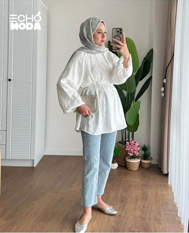 بلوزة بيضاء كاجوال طويلة بربطة أنيقة على الخصر لإطلالة أنثوية متوازنة بلوزة بيضاء كاجوال طويلة بربطة أنيقة على الخصر لإطلالة أنثوية متوازنة